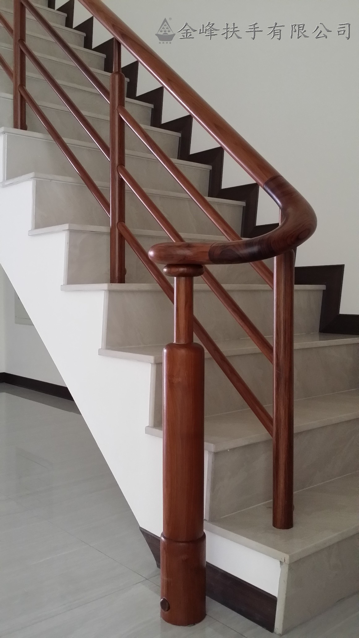 楼梯玻璃扶手栏杆效果图（岩板楼梯玻璃扶手工艺安装教程） - 家酷网
